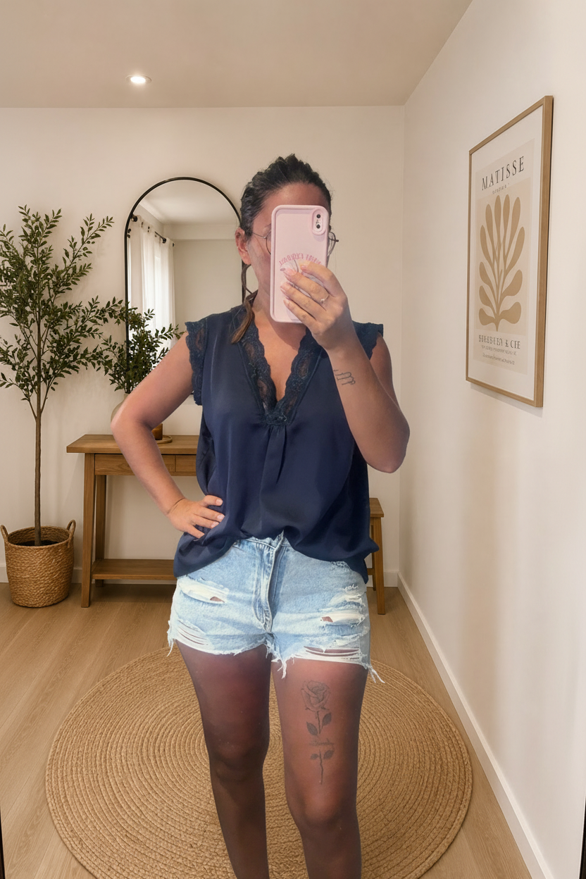 Top dentelle bleu marine